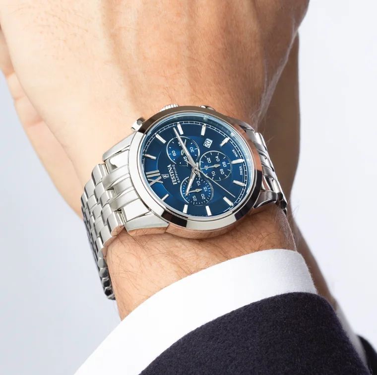 Montre Festina bleue en gros plan