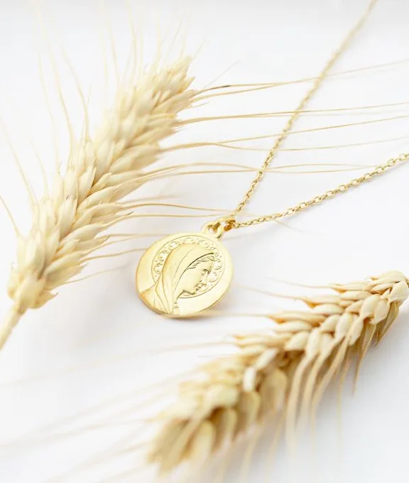 Collier dore presente en vitrine